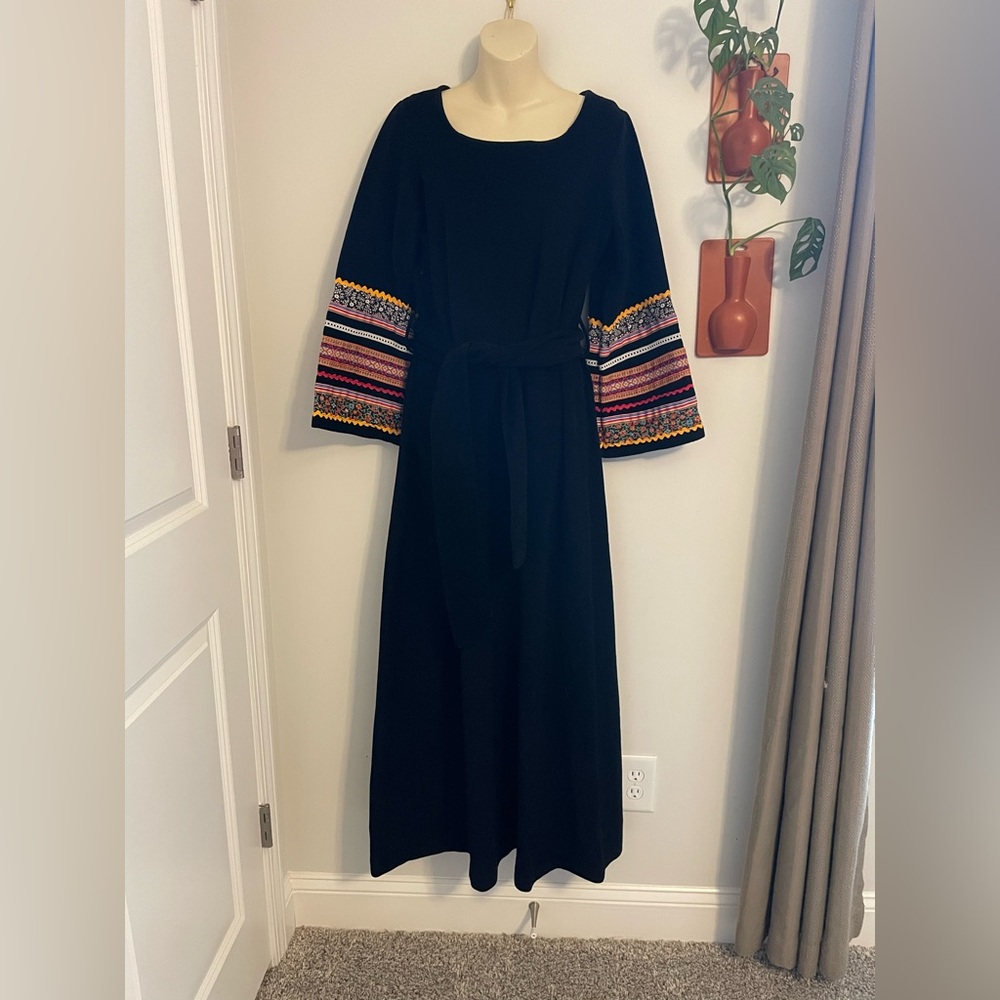 Vintage Impression! Black Velvety Half Sleeve Dress Medium Boho Embroidered